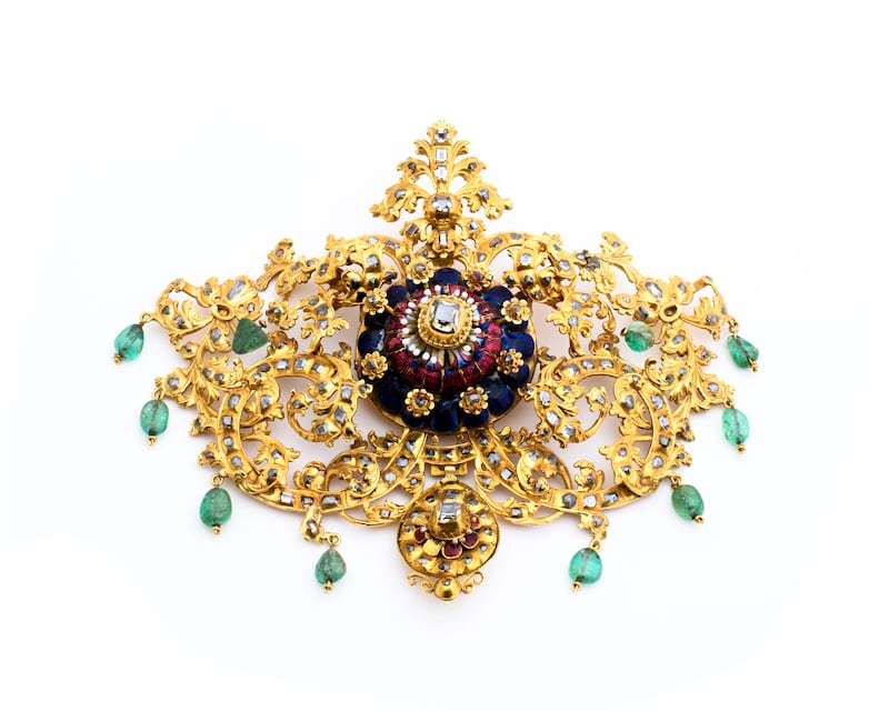 A 17th-century enamel diamond and emerald stomacher pendant (€30,000-€40,000)