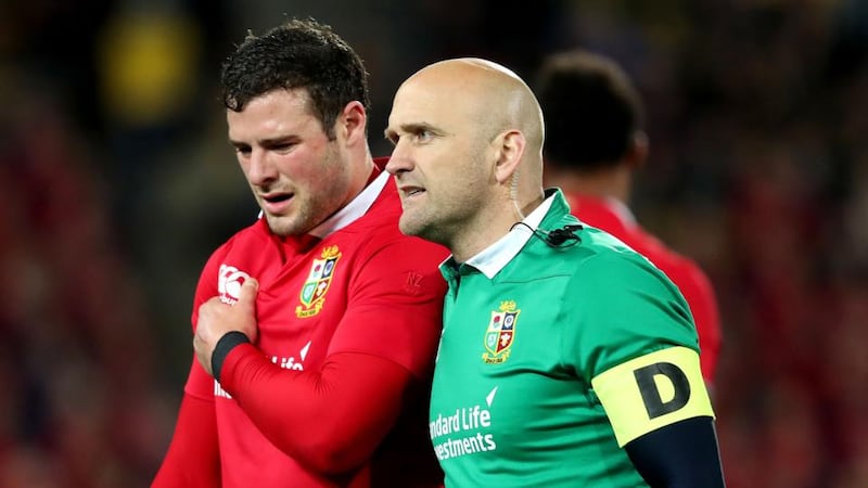 Robbie Henshaw leaves the pitch with a shoulder injury. Photo: Dan Sheridan/Inpho