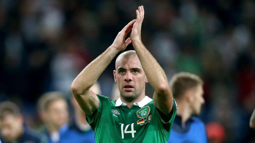 Republic of Ireland and Everton midfielder Darron Gibson (right) not sidelined by knee knock. Photograph: Donall Farmer / Inpho