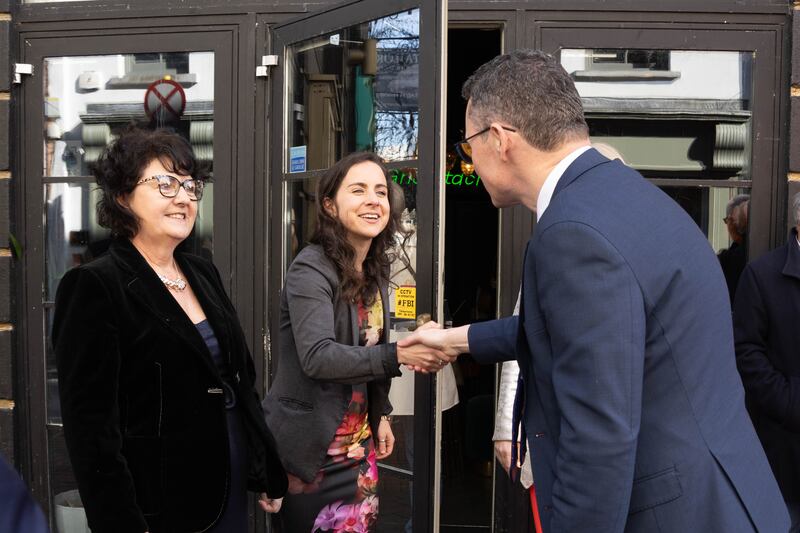 Deirbhile Ní Churraighín, Bord na Taibhdheirce agus Siobhán Nic Fhlannchadha, Cathaoirleach, Bord na Taibhdheirce, ag cur fáilte roimh  Aire Stáit na Gaeltachta, Patrick O'Donovan. Grianghraf:  Boyd Challenger
