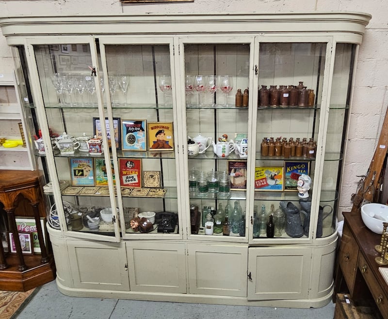 Pharmacy cabinet
