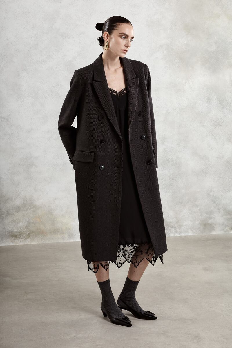 Swift: Tailored coat in chocolate and navy herringbone tweed, €985