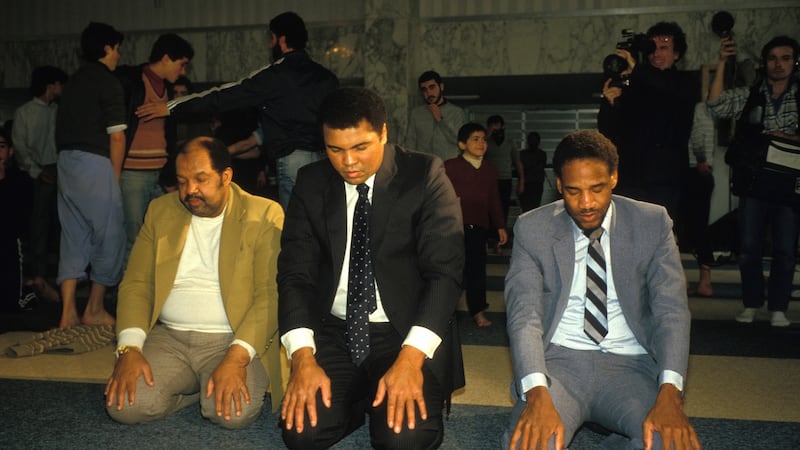 Ali prays during his visit to Beirut in 1985. Photo: Arnaud Borrel/Gamma-Rapho via Getty Images
