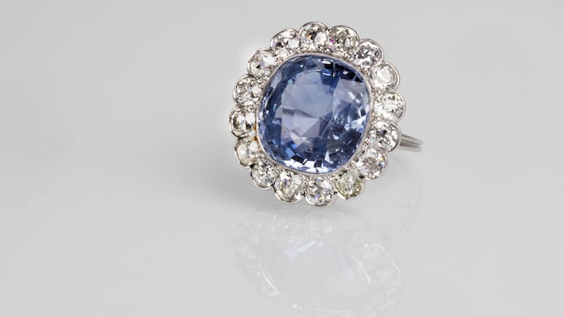 Lot 102: “an antique sapphire and diamond cluster ring, featuring a 17.00-Carat Ceylonese (Sri Lankan) sapphire”. The estimate is €11,000-€12,000 .