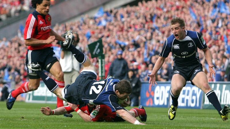 Leinster’s Gordon D’Arcy scores the opening try despite the attempts of Munster’s Keith Earls during the 2009 semi-final at Croke Park. Photograph: James Crombie/Inpho