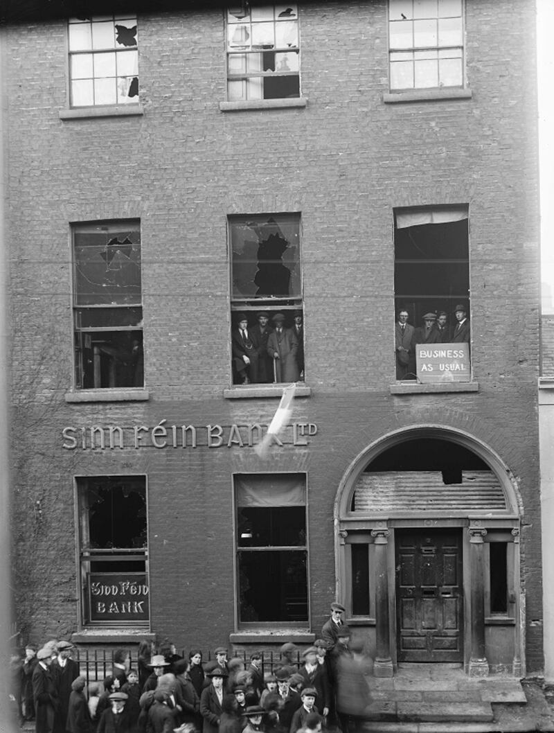 Ceannáras Shinn Féin an lá i ndiaidh an ionsaí a rinneadh ar an bhfoirgneamh i Mí na Samhna 1918. Harry Boland san fhuinneog ar chlé sa lár.