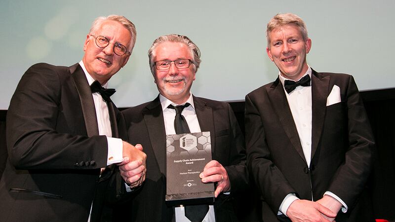 Marrie Groeneveld, CCO, SkyCell, presents the Supply Chain Achievement Award to Alan MacNeice and Fintan Jordan, Horizon Therapeutics.