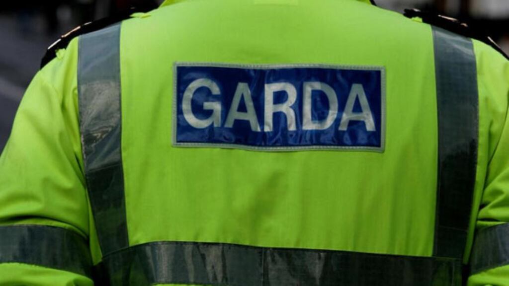 Gardaí
i
wish to
are appealing for witnesses to a fatal road traffic incident at Rossaveal last night to contact Salthill Garda station on 091-514720,
T
the Garda Confidential
Telephone L
line on 1800 666 111 or any Garda station.