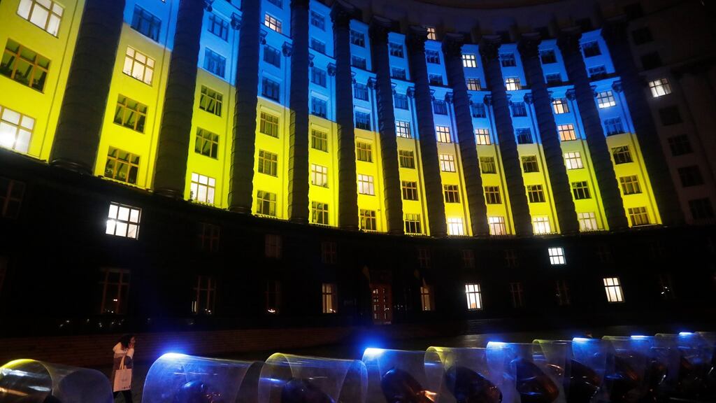 Cabinet of Ministers of Ukraine building illuminated in Ukrainian national flag’s colors is seen in Kiev, Ukraine, 16 February 2022. Photo: EPA/ZURAB KURTSIKIDZE