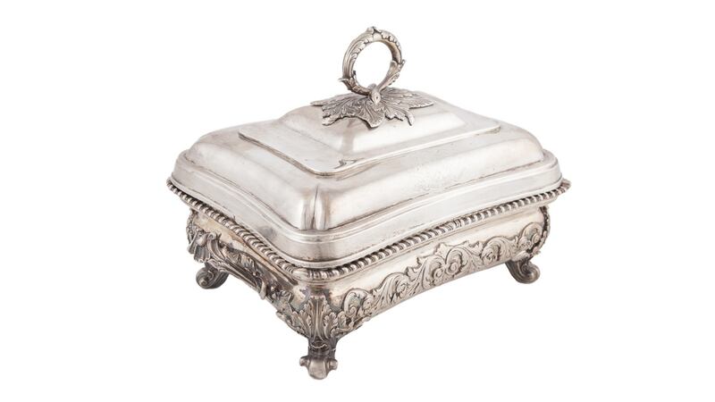 George III silver entrée dish made by John Houle in London in 1814, estimated at €1,500-€2,500