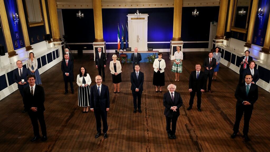 Baill den rialtas i dteannta an tUachtarán Mícheál D Ó hUigínn ag Áras an Uactraráin, áit ar bhronn sé séalaí oifige orthu agus ar an Taoiseach nua Micheál Martin. Grianghraf: Maxwells.