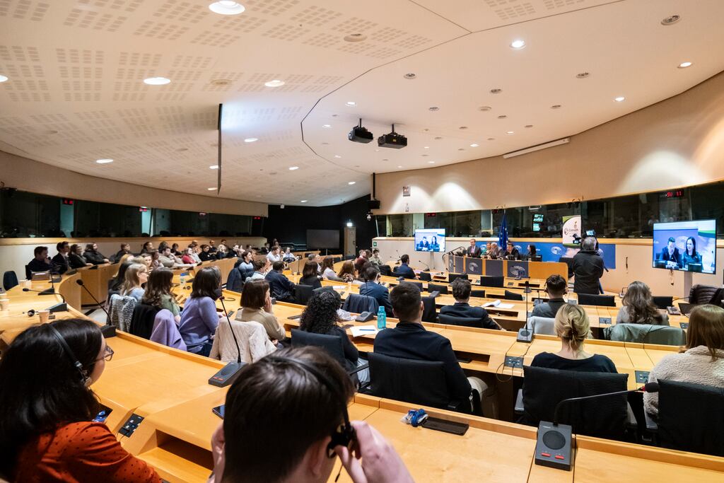 D'fhreastail breis is 120 duine ar chruinniú a reáchtáladh as Gaeilge i bParlaimint na hEorpa, áit ar labhair Seán Kelly MEP, Uachtarán Chonradh na Gaeilge, Paula Melvin, Ard-Rúnaí Ghrúpa an Chomhaontais Eorpaigh ar Choiste na Réigiúin, Micheál Ó Conchúir agus Ceann Aonaid i Roinn na Gaeilge in Ard-Stiúrthóireacht Aistriúcháin an Choimisiúin Eorpaigh, Aislínn McCrory.