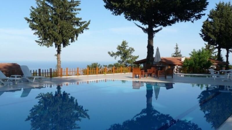 This villa is part of a scheme, with a communal swimming pool and children’s pool.