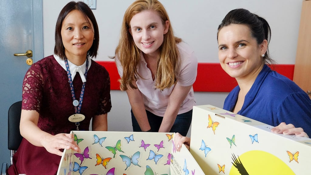 Maternity Hospital Limerick (UMHL) has today launched a major initiative aimed at reducing the incidence of infant mortality and raising awareness through educating parents on how to care for newborns. Photographed at the launch are Dr Mendinaro Imcha, Consultant Obstetrician/Gynaecologist and Jennifer Clary, chief executive of The Baby Box Company with Lisa Healy and her new baby, Leah from Templemore, Co Tipperary.Photograph: Don Moloney / Press 22