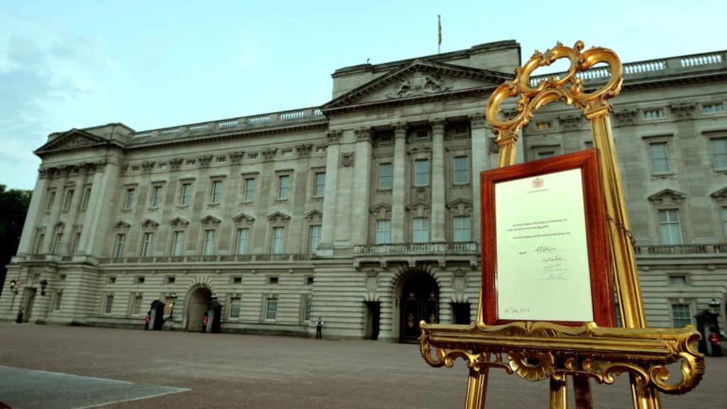 An easel stands in the Forecourt of Buckingham Palace in London to announce the birth of a baby boy, at 4.24pm to the Duke and Duchess of Cambridge at St Mary’s Hospital. Photograph: John Stillwell/PA Wire.