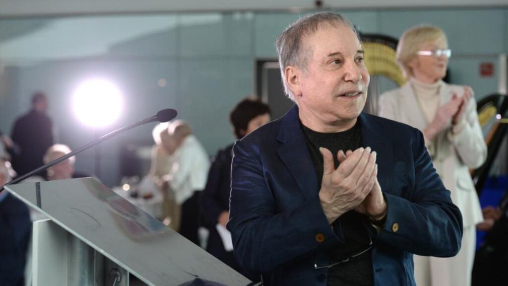 Paul Simon attending a ceremony at Dublin Airport in honour of the late poet, Seamus Heaney today. Photograph; Dara Mac Dónaill / The Irish Times