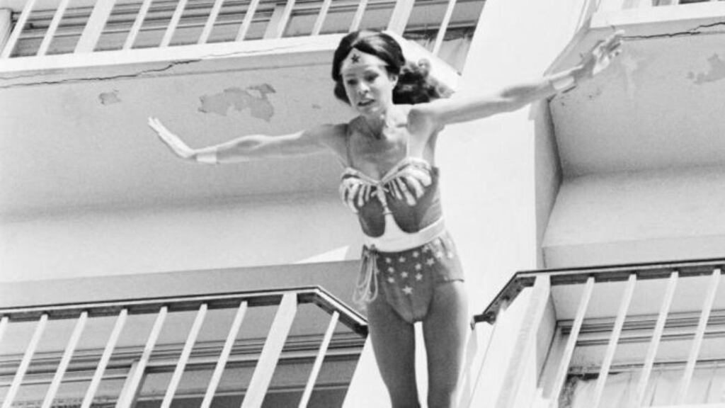 Kitty O’Neil set a high-fall record of 127ft dressed as Wonder Woman when she jumped off the top of the Valley Hilton hotel on to an airbag on to the terrace below