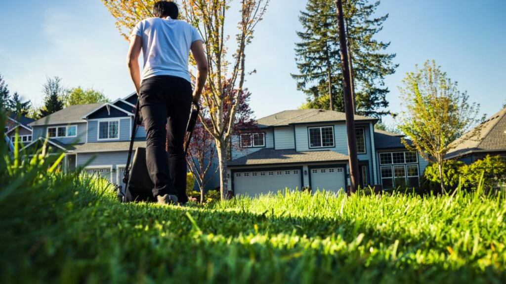 The key issues that would need to be addressed would be the impact of the proposed new dwelling on the existing house and neighbouring properties, in terms of overshadowing, overlooking and general loss of amenity