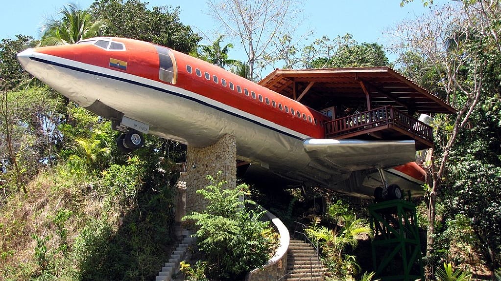 Bird’s-nest Boeing in the Costa Rica jungle