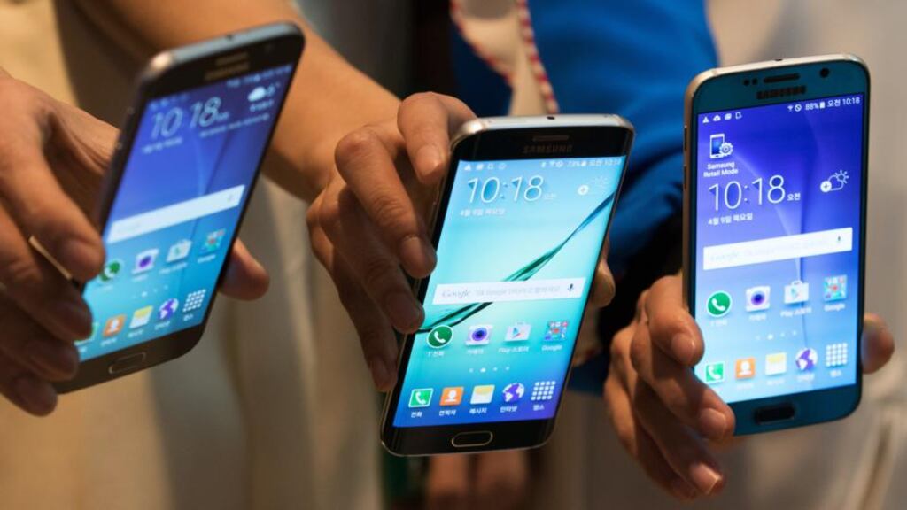 The Samsung Galaxy S6 Edge smartphone (centre) and Galaxy S6 smartphones. Samsung expects the Galaxy S6 smartphones that debut Friday to set a sales record for the company’s high-end devices as it tries to win back customers flocking to Apple’s iPhones. Photographer: SeongJoon Cho/Bloomberg