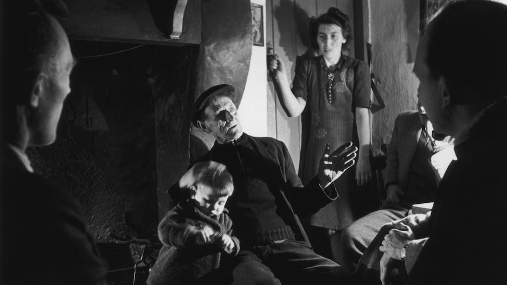 Seanchaí i mbun a chéirde i nDún na nGall i 1947: Tá go dtí an 31 Eanáir ag daoine páirt a ghlacadh i bpróiseas comhairliúcháin maidir le Straitéis Náisiúnta do na hEalaíona Teangabhunaithe. Grianghraf: Haywood Magee/Picture Post/Getty Images