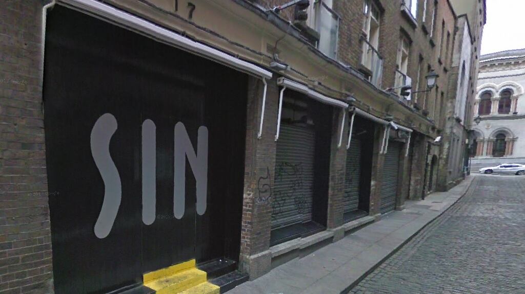 A make-up artist who dislocated her right kneecap on a wet dancefloor at Temple Bar nightclub Sin has been awarded €17,500 damages and costs against the night club owner. Image: Google Streetview.