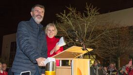 Roy Keane flicks on Christmas lights at Cork hospice