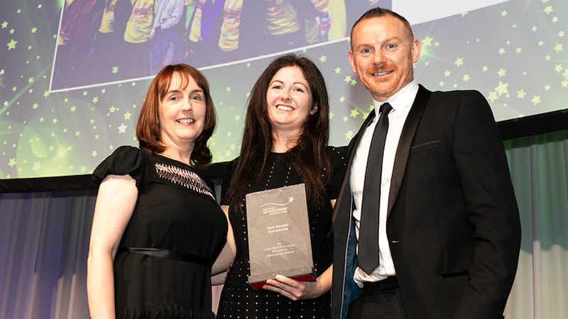 Sarah Rooney, Associate Director, Amárach Research, presents the Best Societal Sponsorship award to Ann Marie Finucane & Paul Kelly, Unilever Ireland.