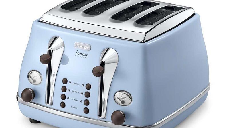 Delonghi toaster:  function buttons and the temperature gauge are to the front.