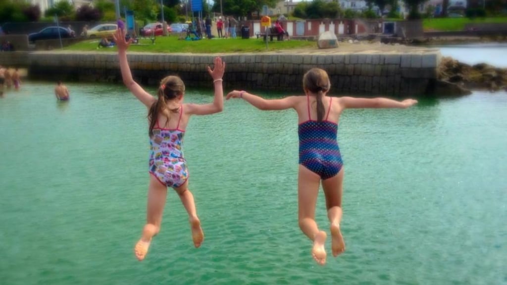 Sadhbh Duffy (9) and Emily Foster-Ryan (10) jump for joy