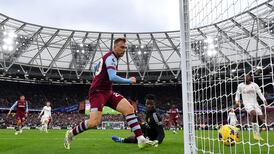 West Ham strike late to leapfrog lacklustre Manchester United