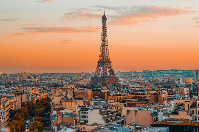A lovely lunch in the shadow of the Eiffel Tower might sound enticing but the food will be terrible and expensive. Photograph: Christian Kruemmel/iStock