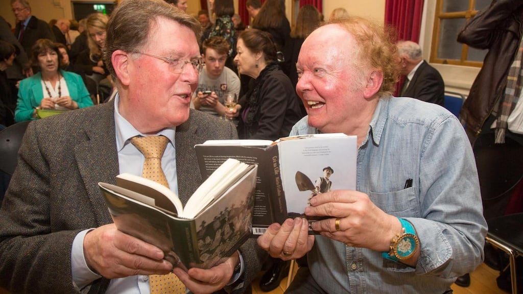 Liam Mac Con Iomaire, comhaistritheoir le Tim Robinson le “Graveyard Clay” agus Alan Titley lena aistrichán féin “Dirty Dust”. Grianghraif: Seán Ó Mainnín