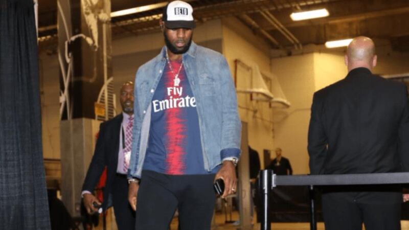 LeBron James arrives at the AT&T Center wearing a Paris Saint-Germain jersey ahead of the meeting between the Los Angeles Lakers and San Antonio Spurs. Photo: Getty Images