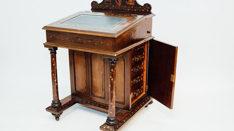 Highly decorated Killarney davenport 6000 Victor Mee