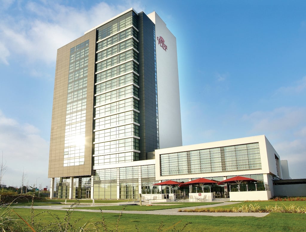 The Crowne Plaza Dundalk occupies a high-profile trading location off the M1 motorway and is just 2.5km from Dundalk's town centre