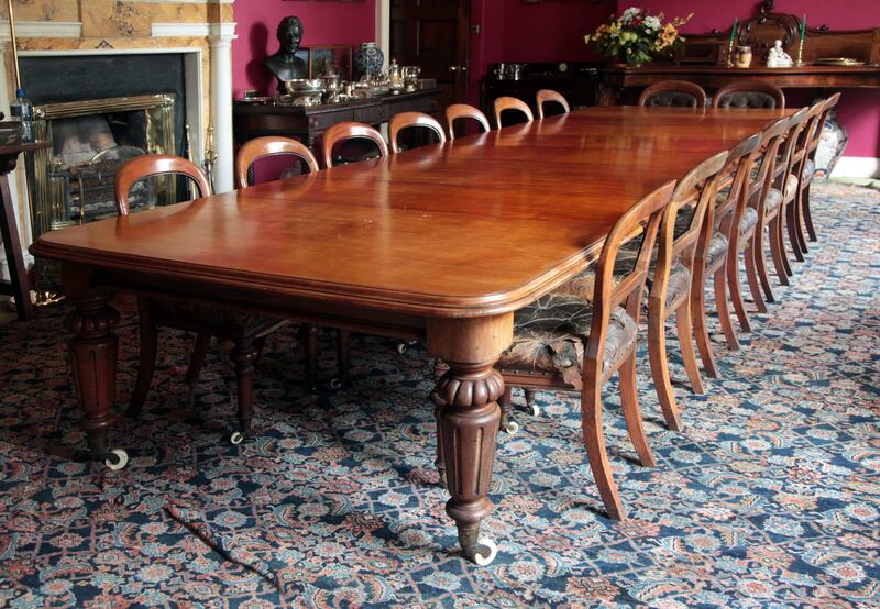 Extendable Victorian dining table with six spare leaves, Lot 537