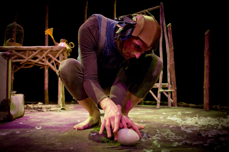Egg, a non-verbal show by Paul McEneaney about a baby bird growing up and leaving its nest