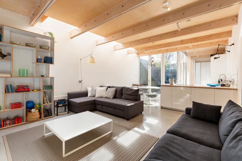 A contemporary open-plan kitchen/dining/livingroom