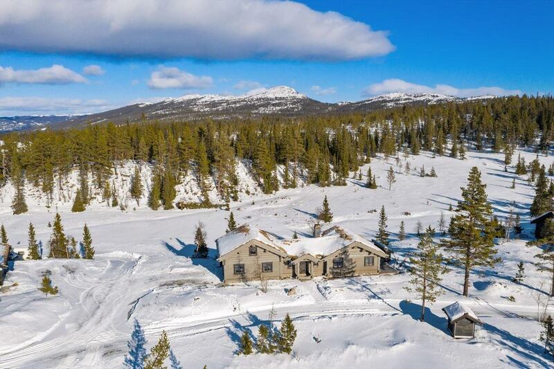 Accessible all year, the Reinsjofjell cabin is seven minutes’ drive to Haglebu Ski Centre