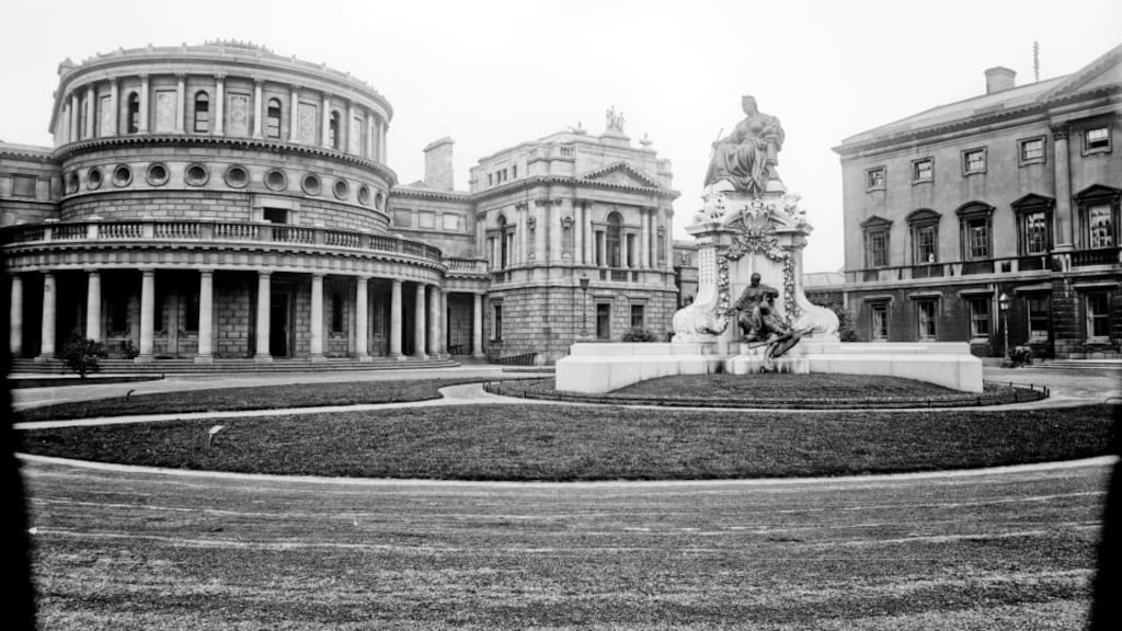 The statue of Queen Victoria stood at the Kildare Street entrance of Leinster House from 1908 to 1949.