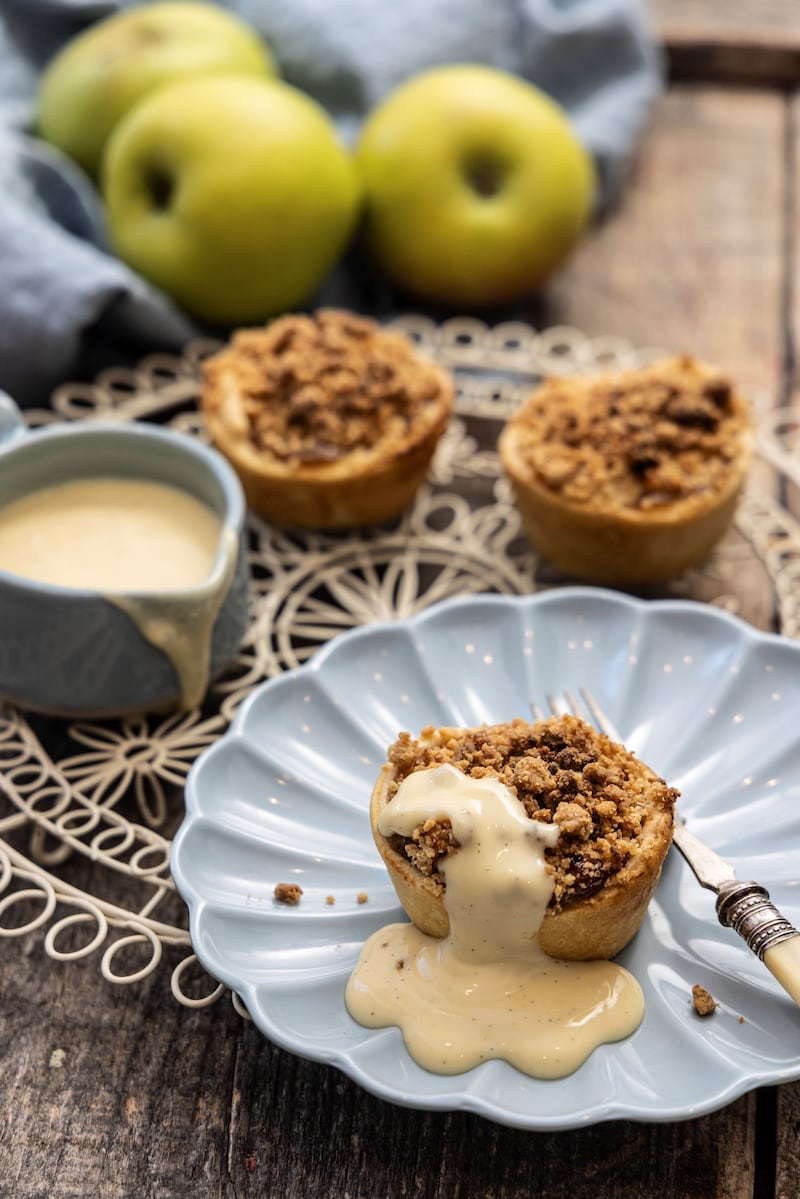 Mini apple crumble pie with vanilla custard