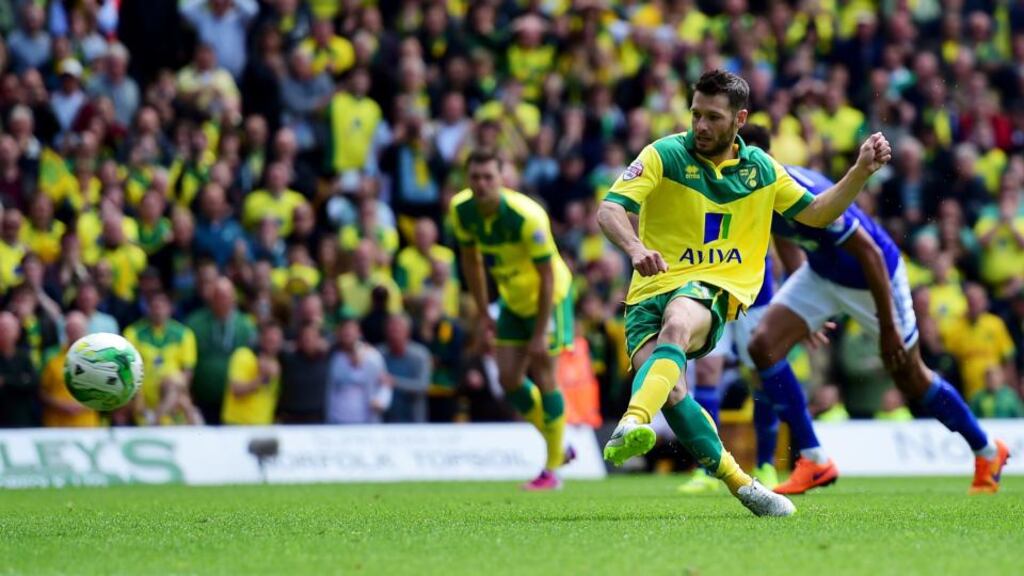 Wes Hoolahan of Norwich City scores their first goal from the penalty spot during the Championship play-off semi-final second leg match against Ipswich Town at Carrow Road. Photo: Jamie McDonald/Getty Images