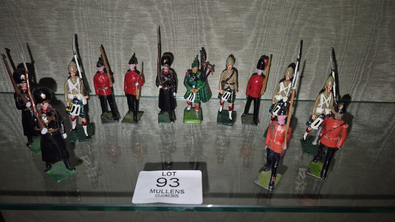 Various lead figurines depicting British regiments from different periods including the first World War. Estimate: €80-€120