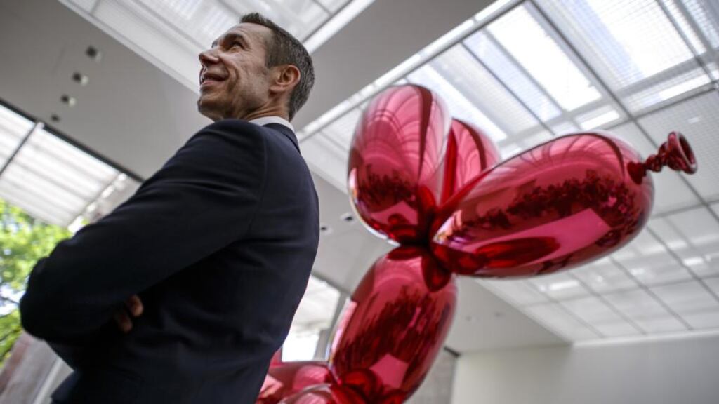 Jeff Koons with his Balloon Dog (Red): the emblematic, twinkling-eyed face of publishing’s New Economy for Fiona O’Connor – “I like it, I like it”, the anti-critic’s jingling ethos in the celebration of banality. Photograph: Fabrice Coffrini/AFP/GettyImages