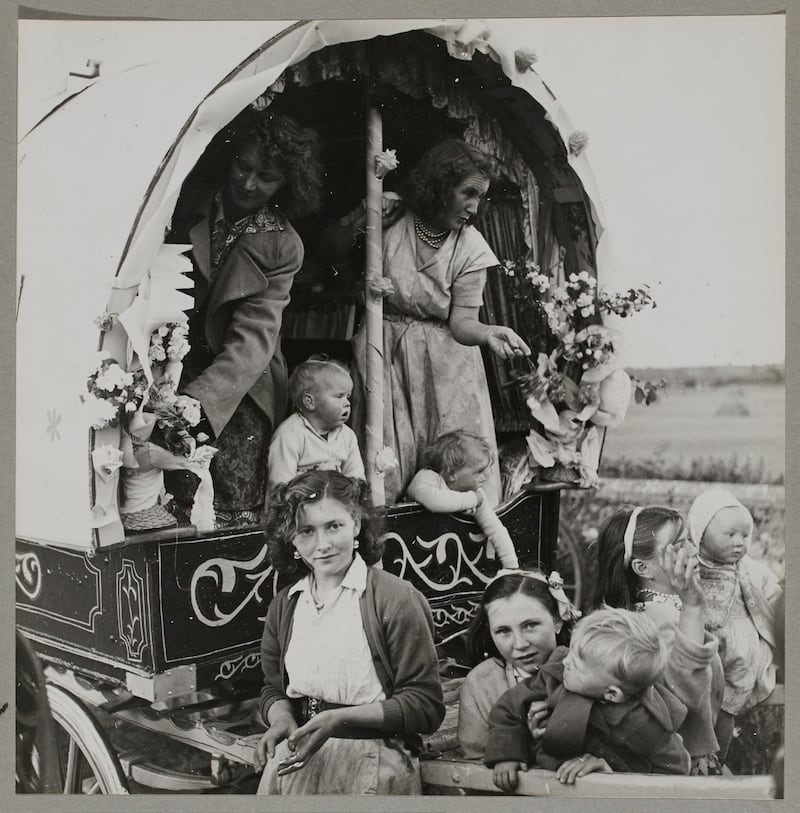 On the road to Cahirmee – Women and children preparing for Cahirmee Horse Fair, Buttevant, Co Cork