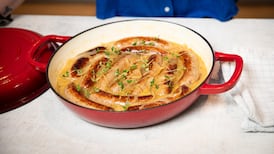 A tasty Spanish stew ready in 30 minutes: White wine braised sausages