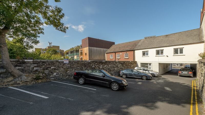 25 Merrion Square: car-parking and mews to rear