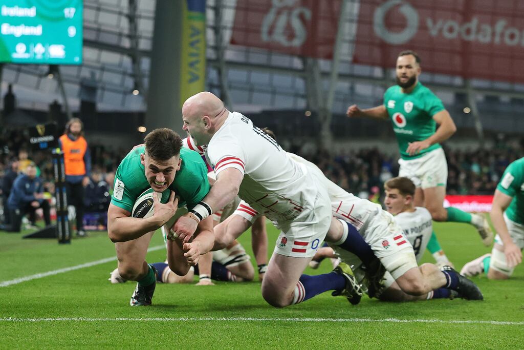 "Is ea, is sinn curadh chomórtas na sé náisiún anois, agus don tríú huair san aois seo déanadh smíste ar gach dream eile le háthas." Grianghraf: David Rogers/Getty Images