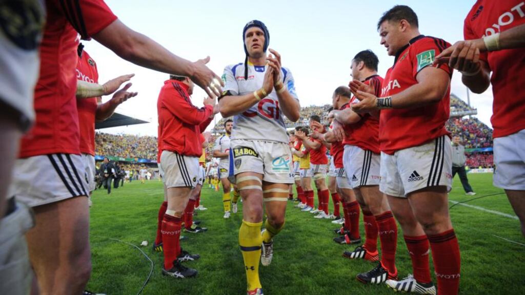 Julien Bonnaire being applauded off by Munster. Bonnaire got his team-mates to abandon their lap of honour and walk over to their vanquished foes. Photograph: afp/getty images